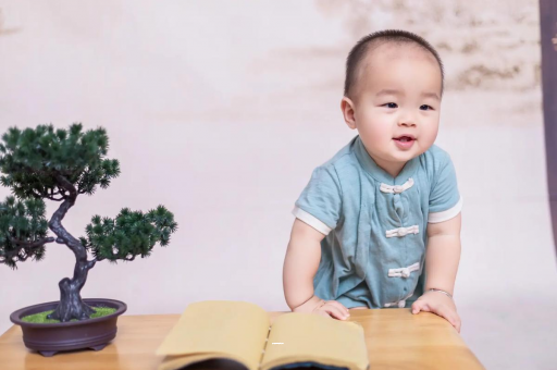 桂林六个月宝宝摇头正常吗